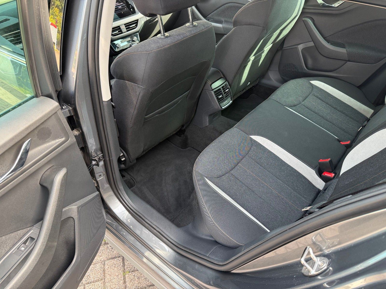 Fahrzeugabbildung SKODA Kamiq Selection Navi,RFK,ACC,SHZ