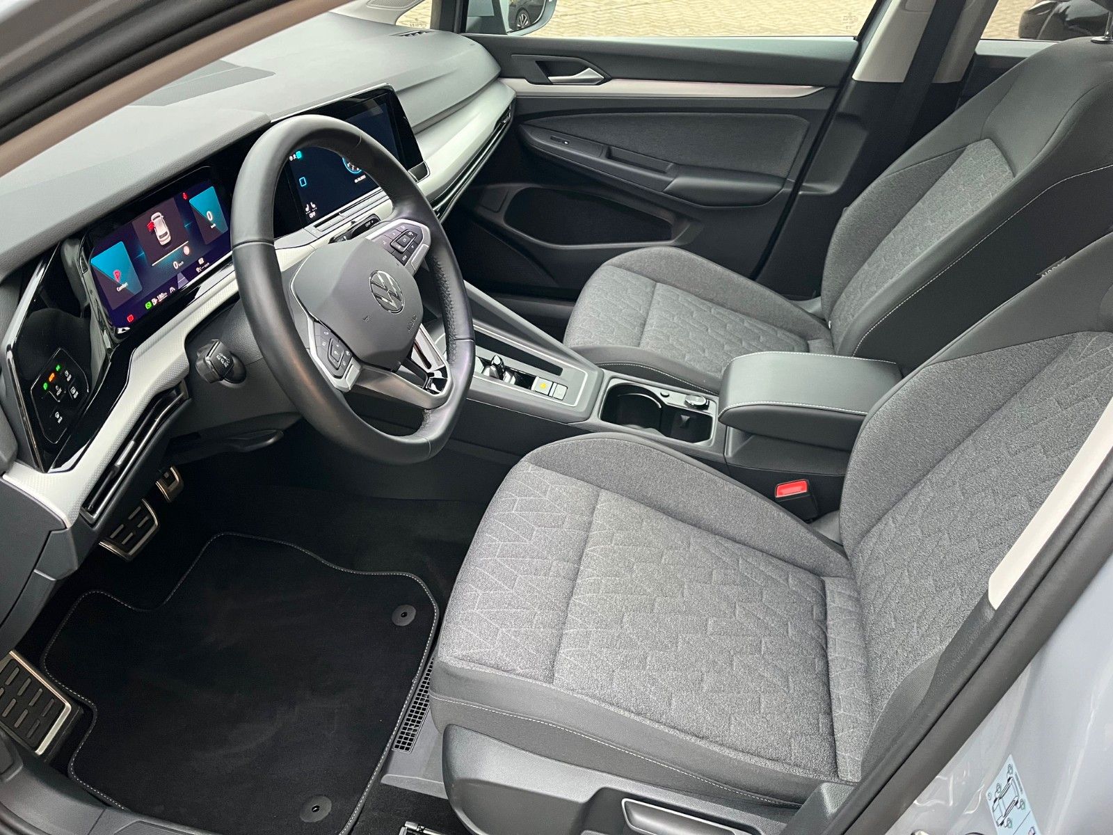 Fahrzeugabbildung Volkswagen Golf VIII Move eTSI +LED/CarPlay/Navi/Winter+