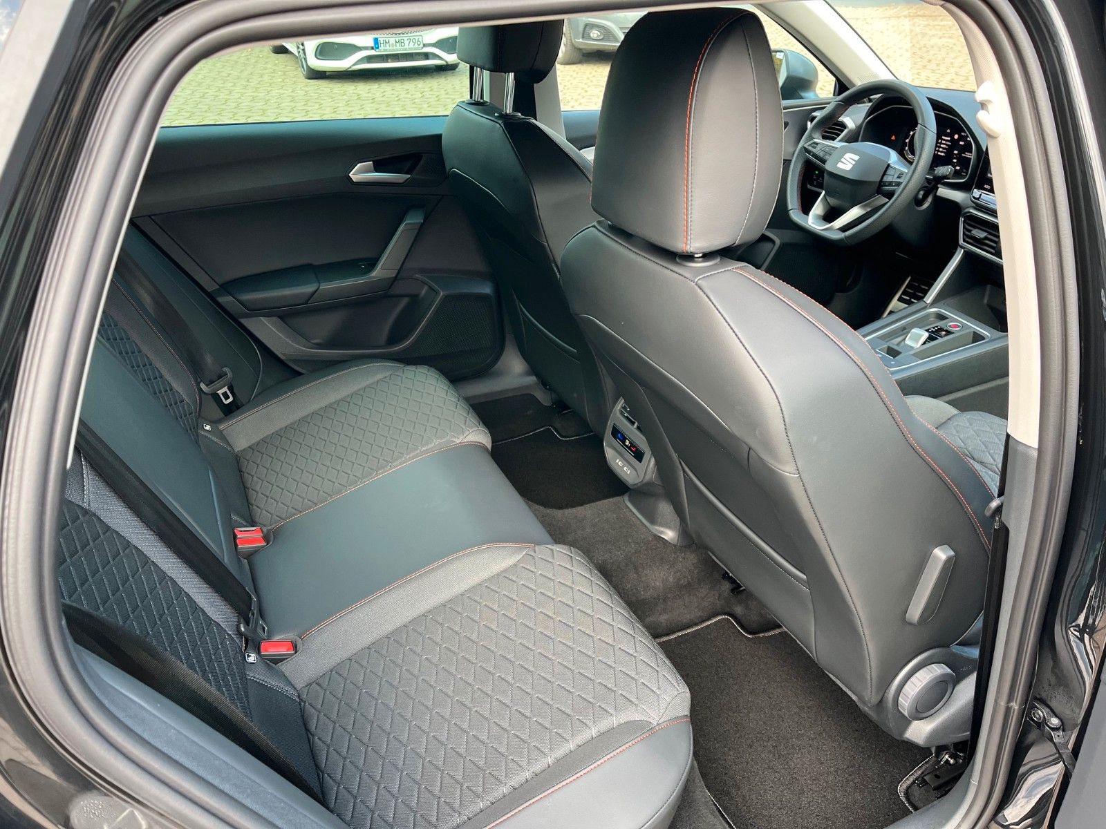 Fahrzeugabbildung SEAT Leon Sportstourer 1.5 eTSI  FR