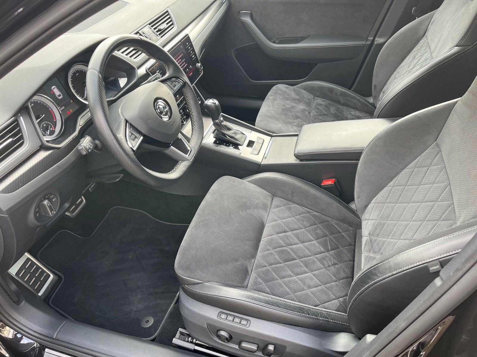 Fahrzeugabbildung SKODA Superb Combi Sportline 4x4 +Standheizung/AHK+