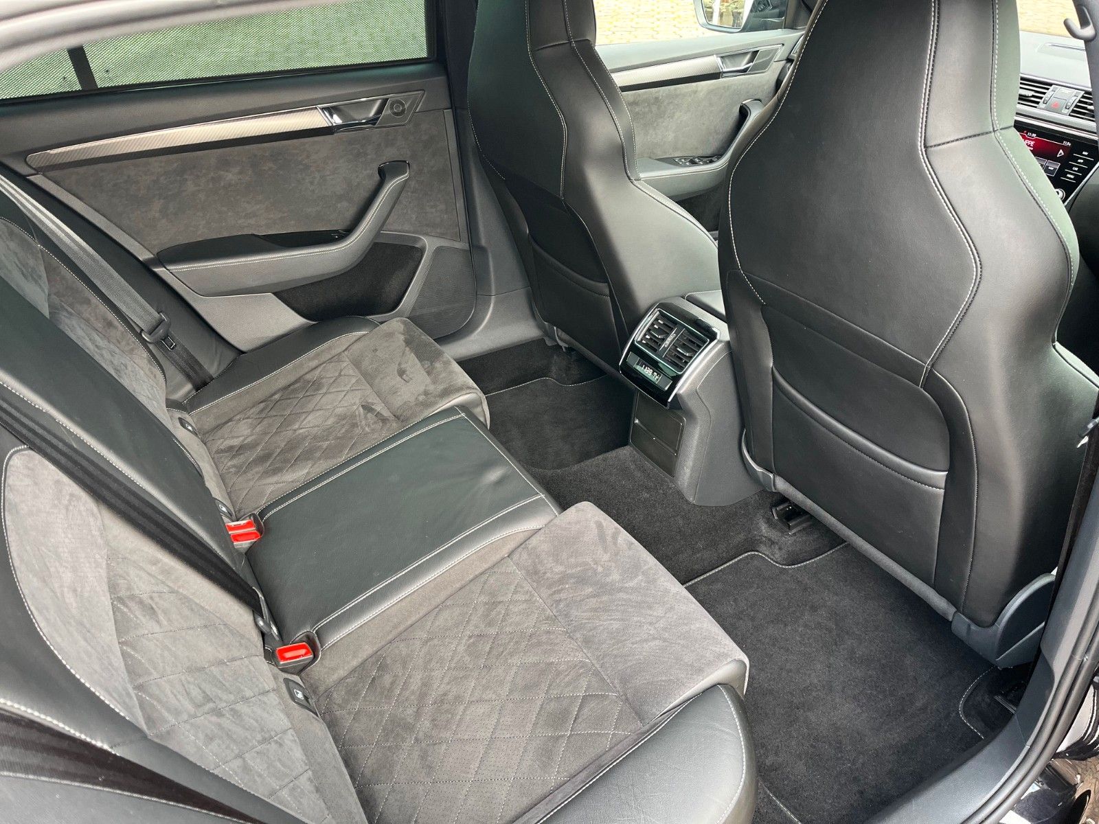 Fahrzeugabbildung SKODA Superb Combi Sportline 4x4 +Standheizung/AHK+