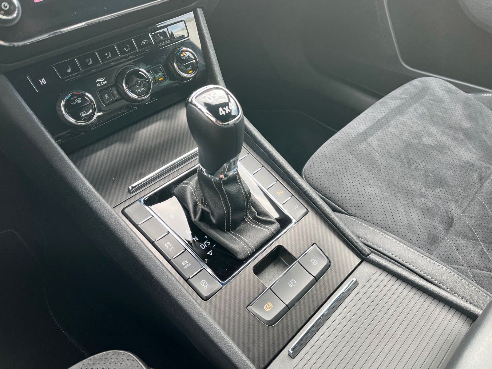 Fahrzeugabbildung SKODA Superb Combi Sportline 4x4 +Standheizung/AHK+