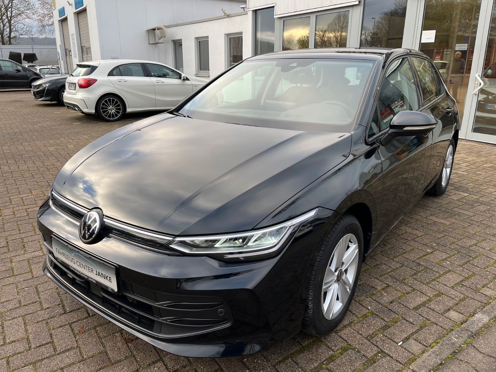 Fahrzeugabbildung Volkswagen Golf VIII  1.5 TSI Life