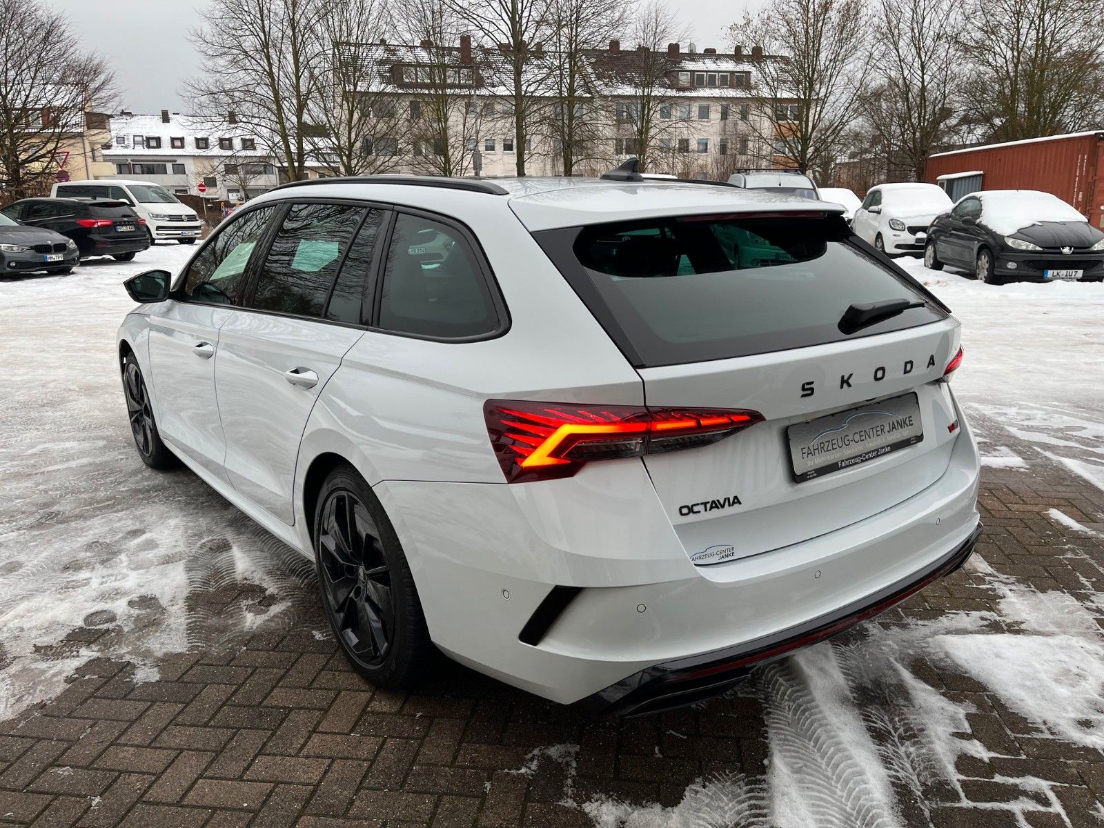 Fahrzeugabbildung SKODA Octavia Combi 2.0 TSI RS +Headup/Kamera/AHK+