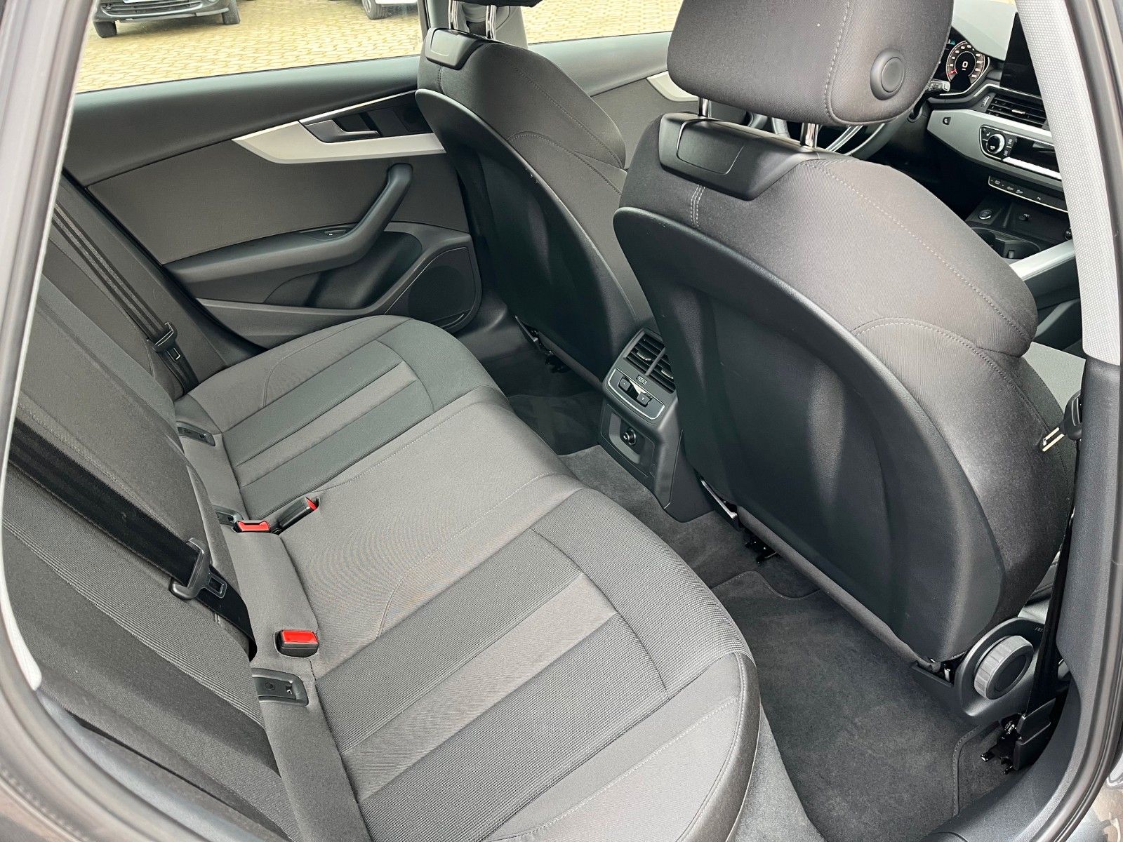 Fahrzeugabbildung Audi A4 Avant 40 TFSI S-Line Plus