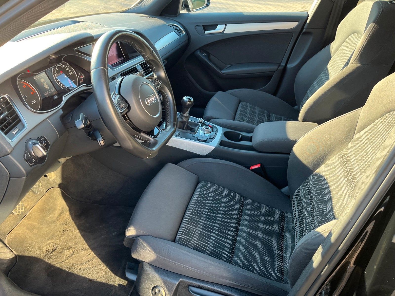 Fahrzeugabbildung Audi A4 Avant Ambition +NAVI/Sitzheiz/Xenon+