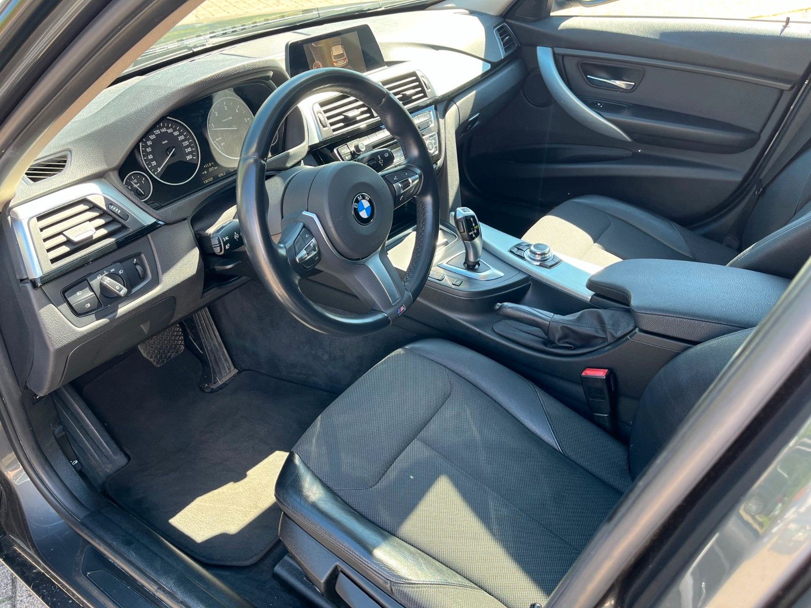 Fahrzeugabbildung BMW 3er Touring  320 d +LED/Navi/Panorama/M-Lenkrad+