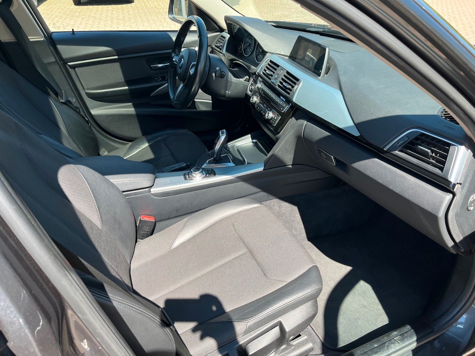 Fahrzeugabbildung BMW 3er Touring  320 d +LED/Navi/Panorama/M-Lenkrad+