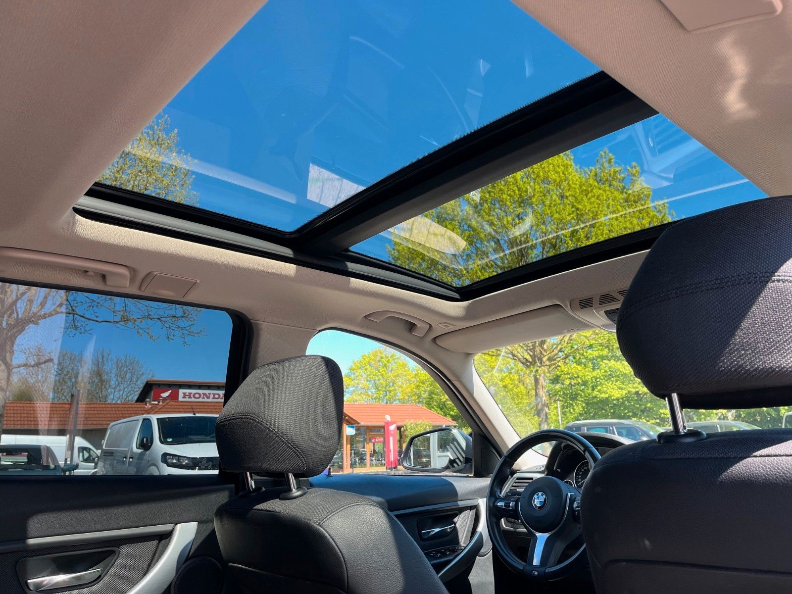 Fahrzeugabbildung BMW 3er Touring  320 d +LED/Navi/Panorama/M-Lenkrad+