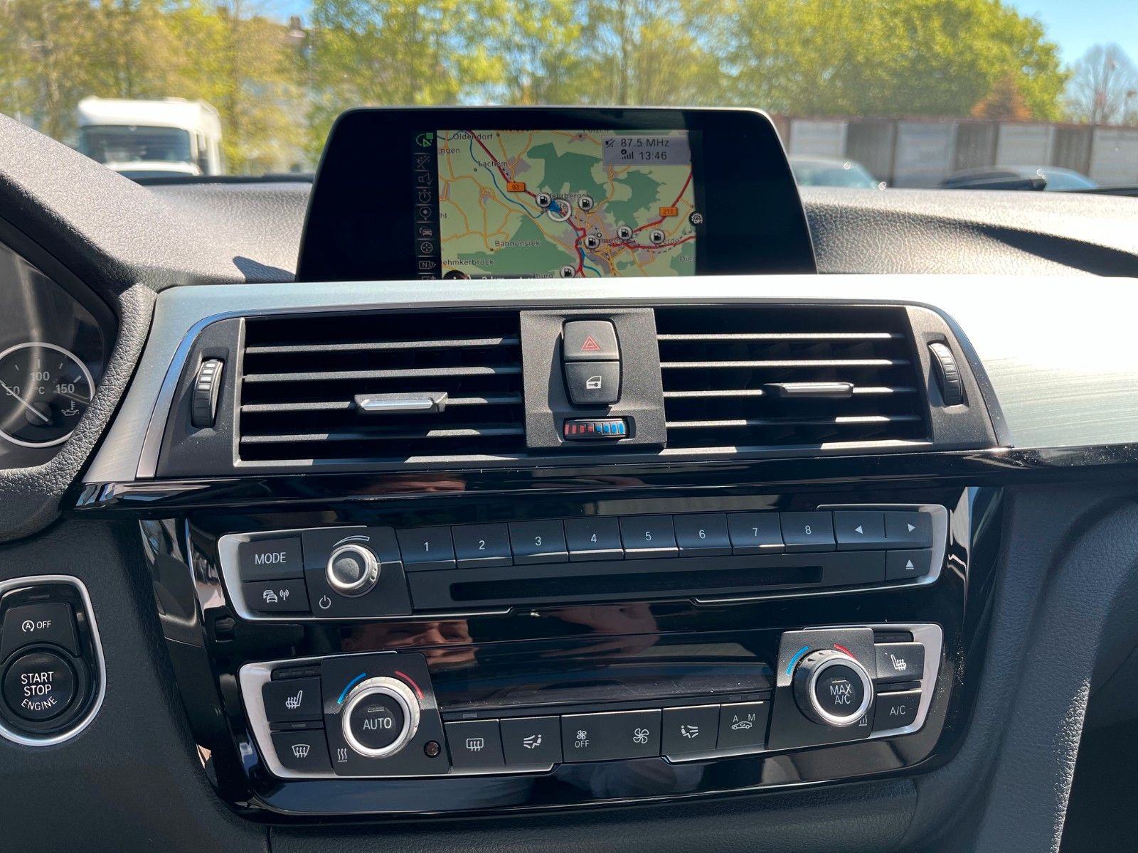 Fahrzeugabbildung BMW 3er Touring  320 d +LED/Navi/Panorama/M-Lenkrad+