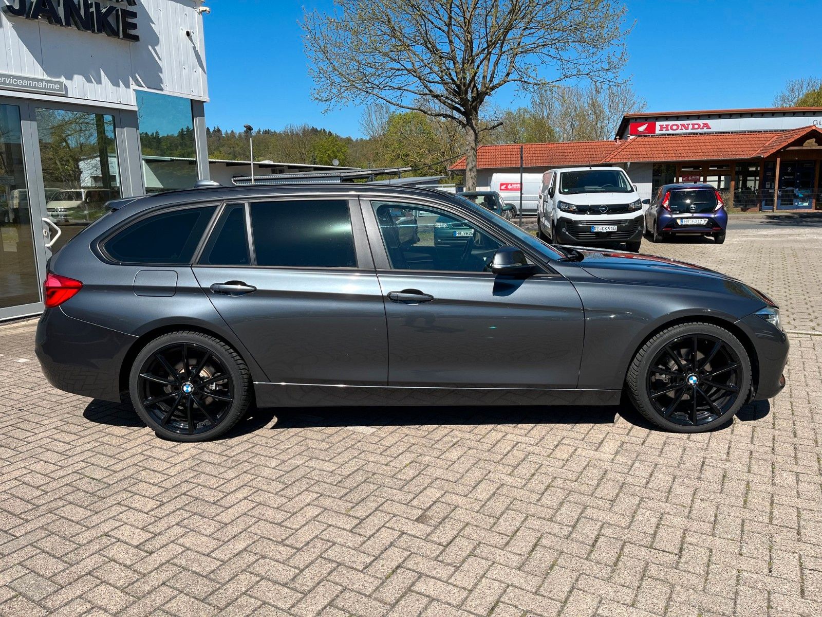 Fahrzeugabbildung BMW 3er Touring  320 d +LED/Navi/Panorama/M-Lenkrad+