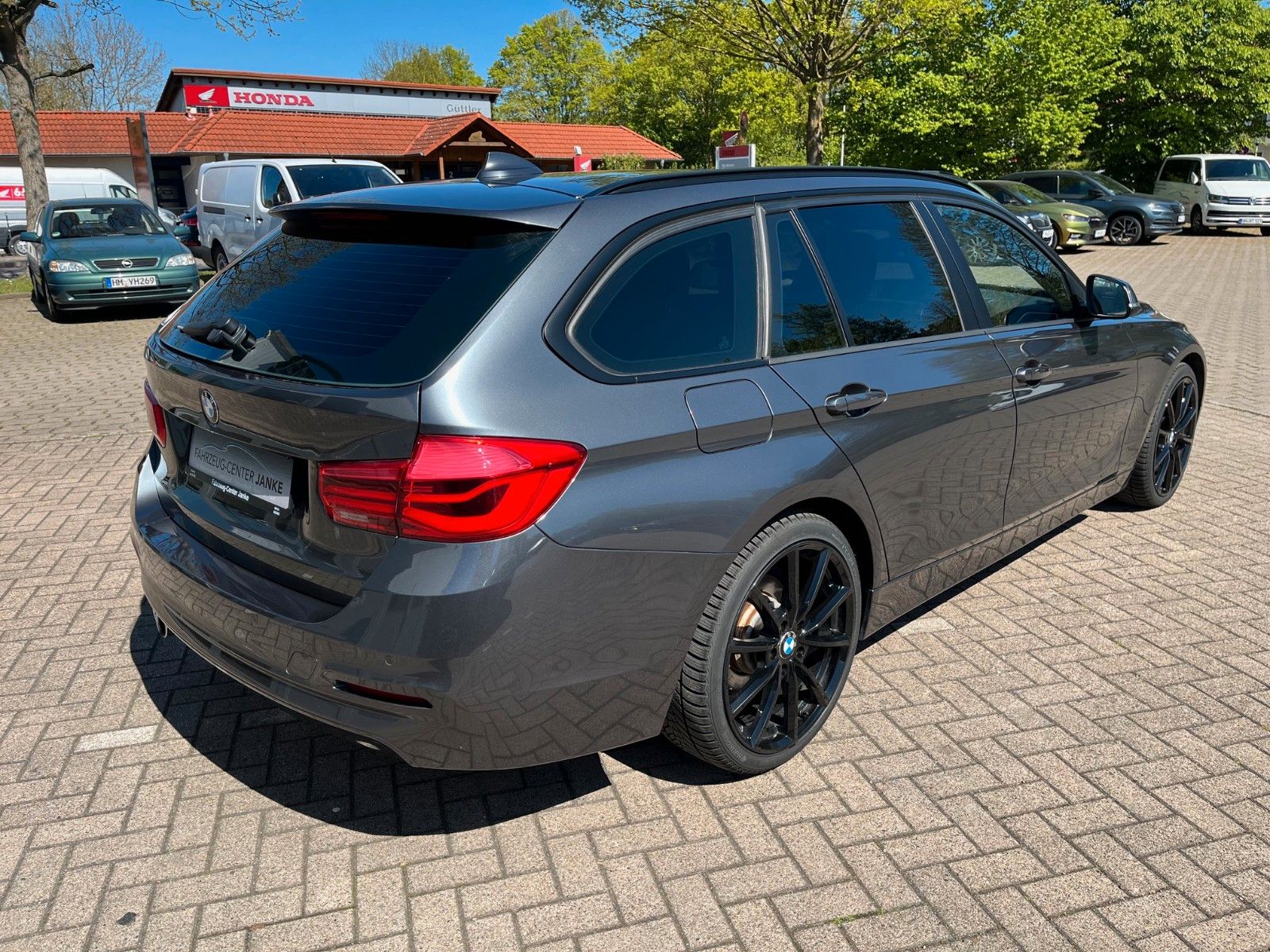 Fahrzeugabbildung BMW 3er Touring  320 d +LED/Navi/Panorama/M-Lenkrad+
