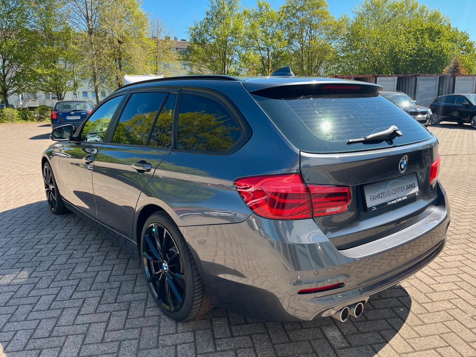 Fahrzeugabbildung BMW 3er Touring  320 d +LED/Navi/Panorama/M-Lenkrad+