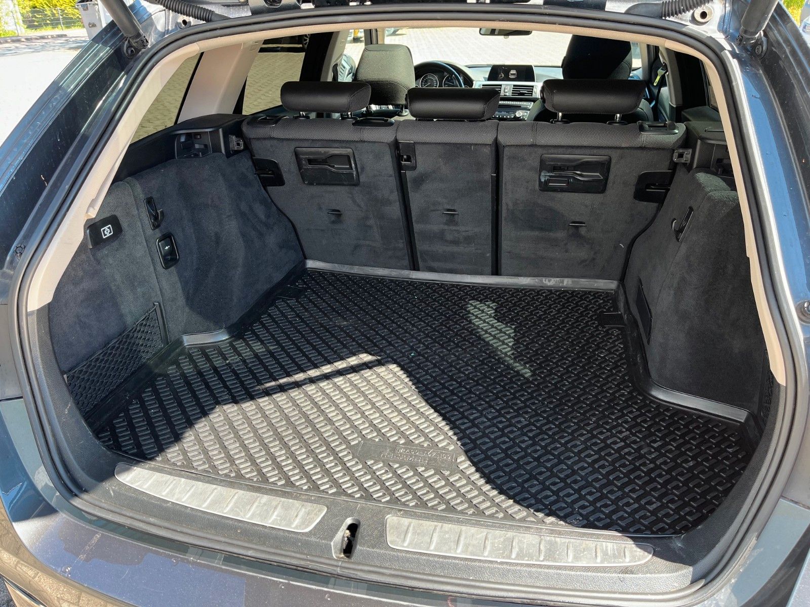 Fahrzeugabbildung BMW 3er Touring  320 d +LED/Navi/Panorama/M-Lenkrad+