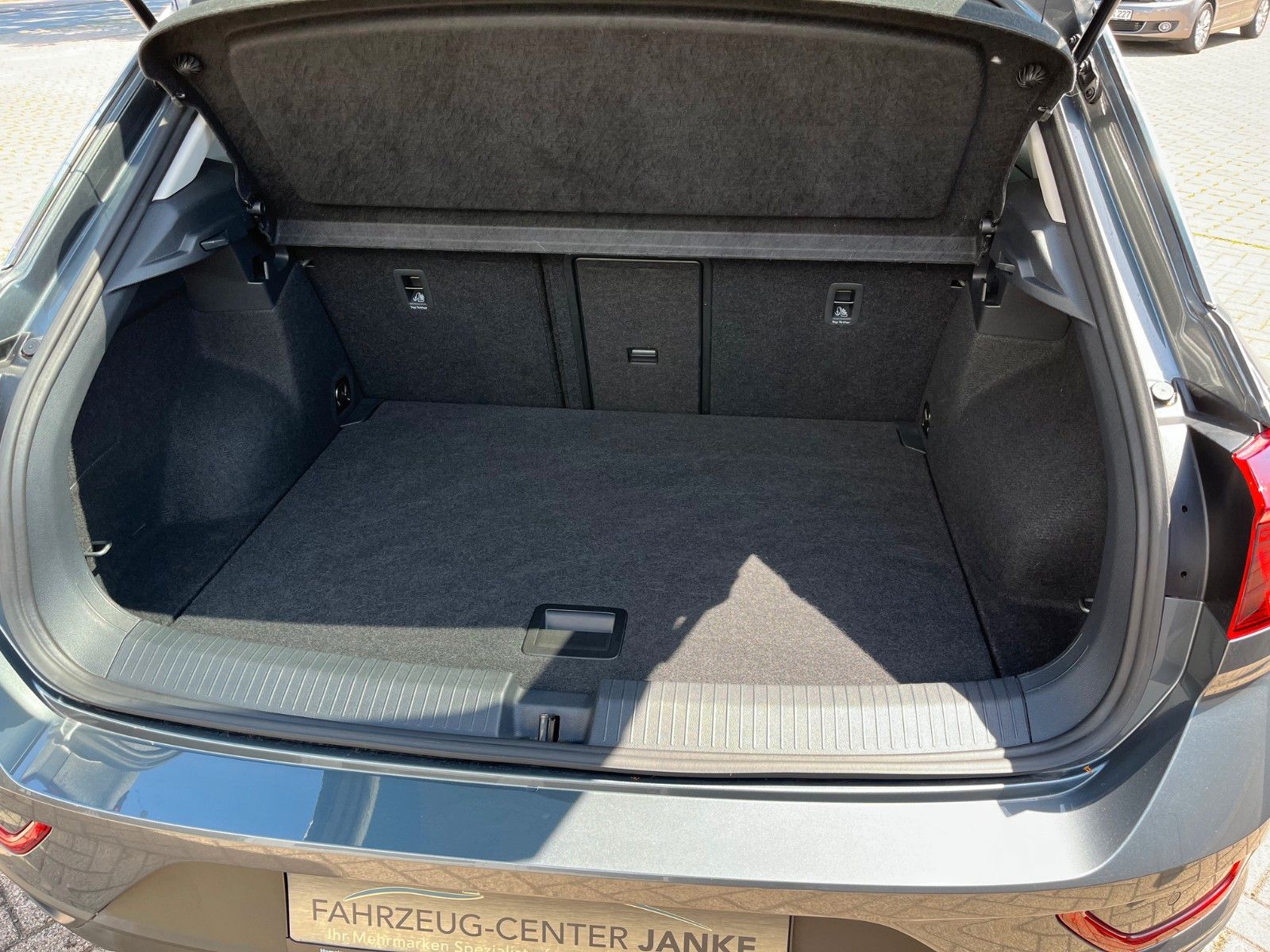 Fahrzeugabbildung Volkswagen T-Roc Life +NAVI/Park/LED+
