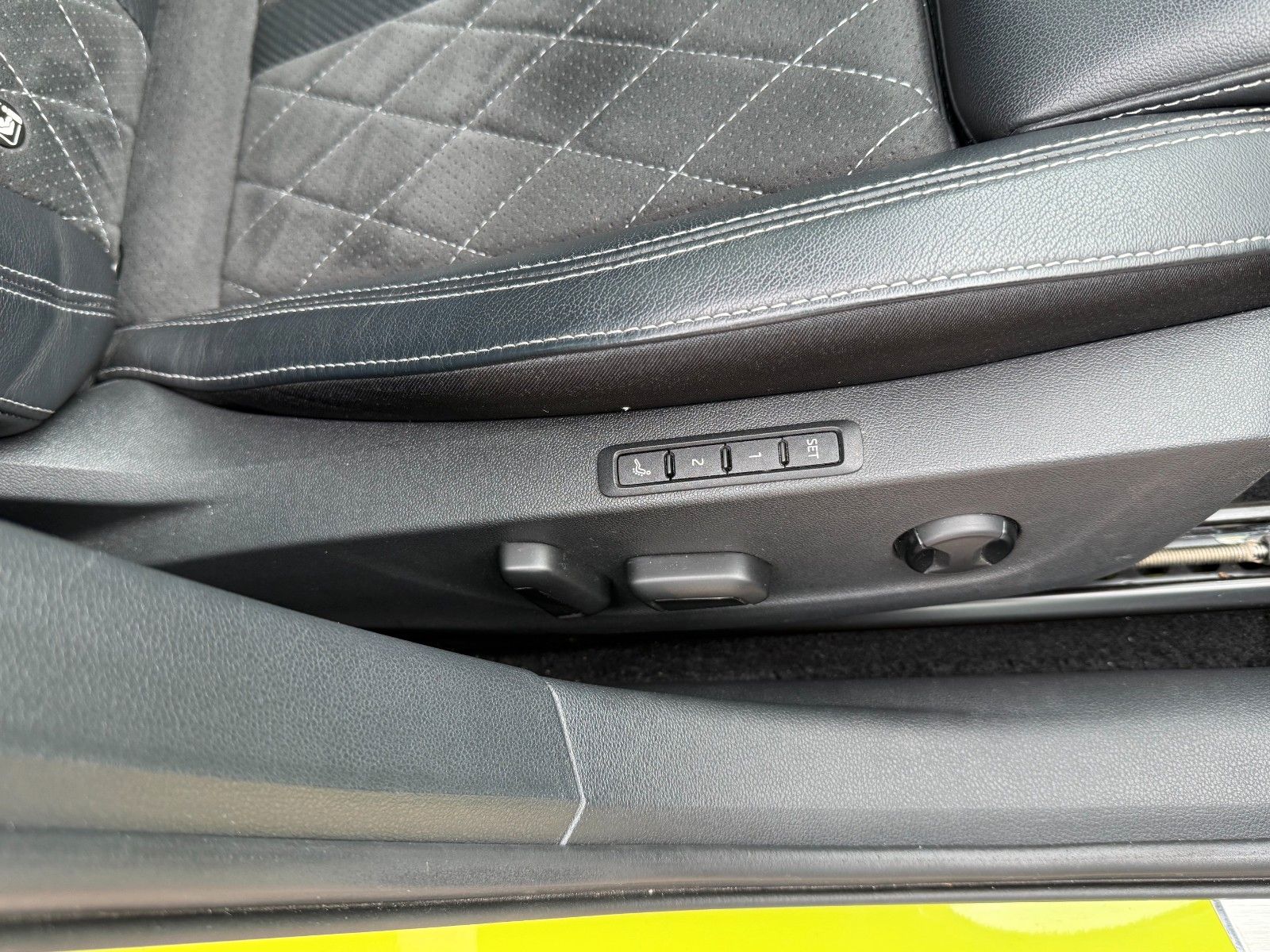 Fahrzeugabbildung SKODA Octavia CombiRS Headup,Dsg,Pano,LED,Massage F+BF