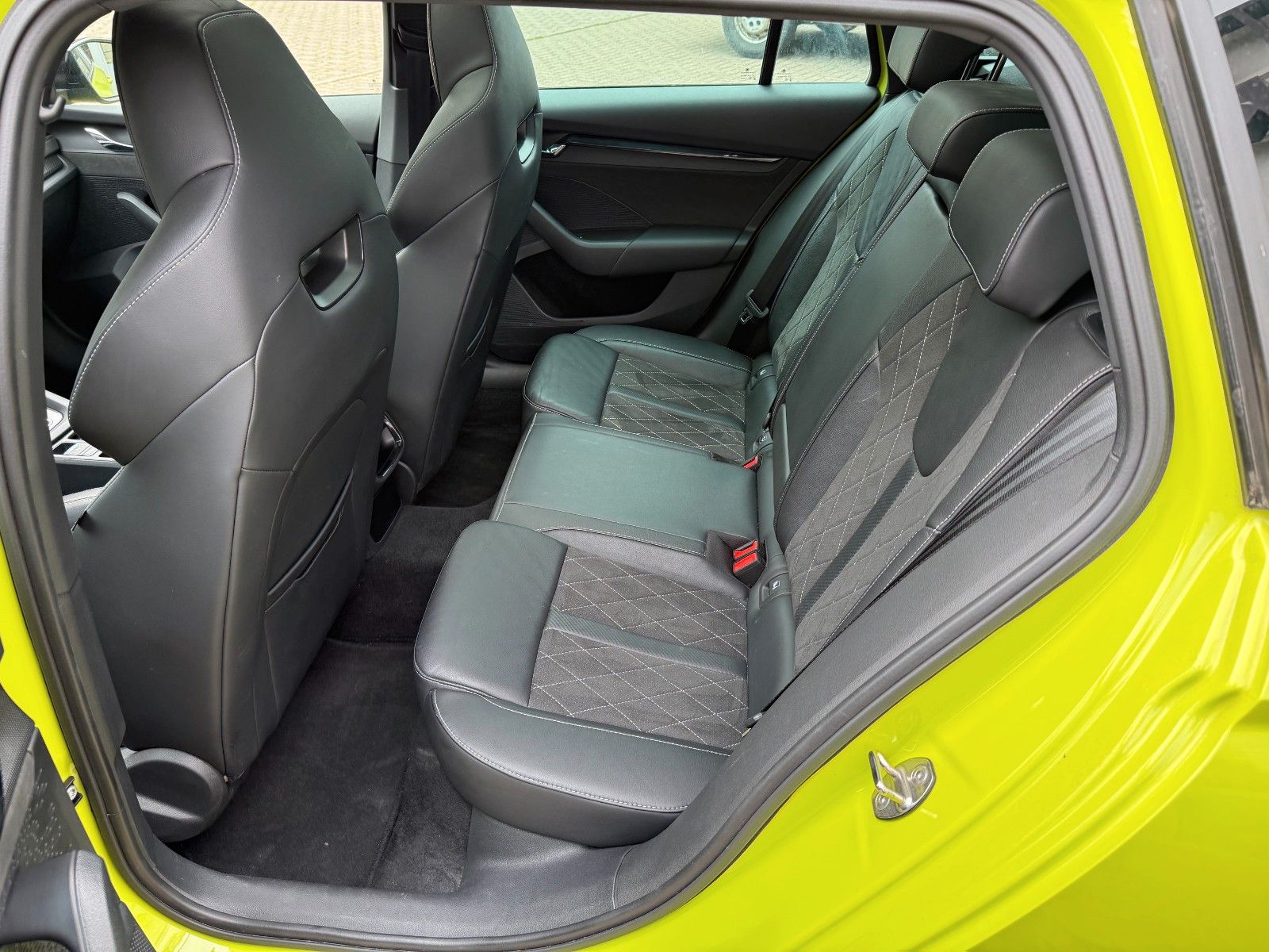 Fahrzeugabbildung SKODA Octavia CombiRS Headup,Dsg,Pano,LED,Massage F+BF