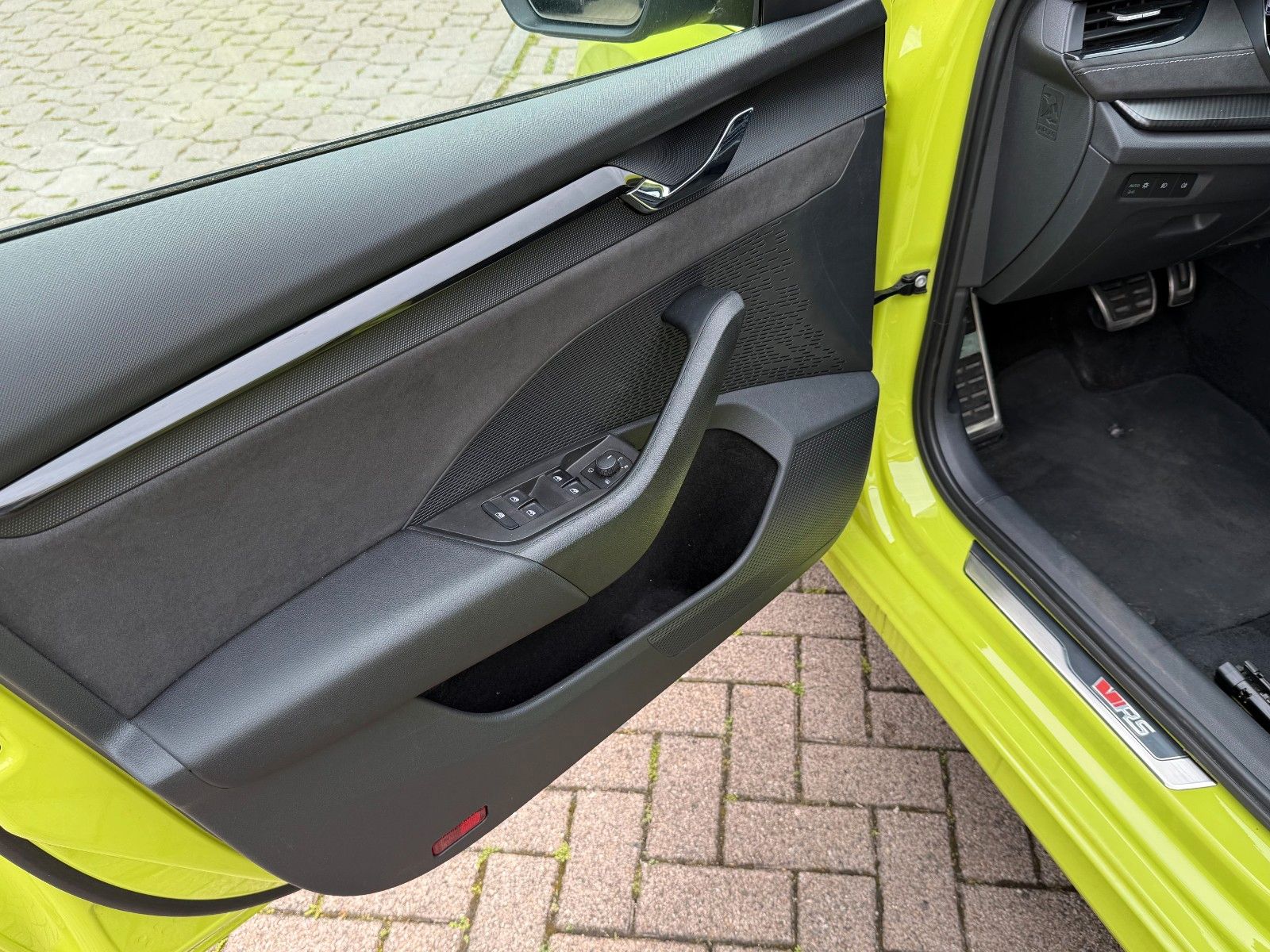Fahrzeugabbildung SKODA Octavia CombiRS Headup,Dsg,Pano,LED,Massage F+BF