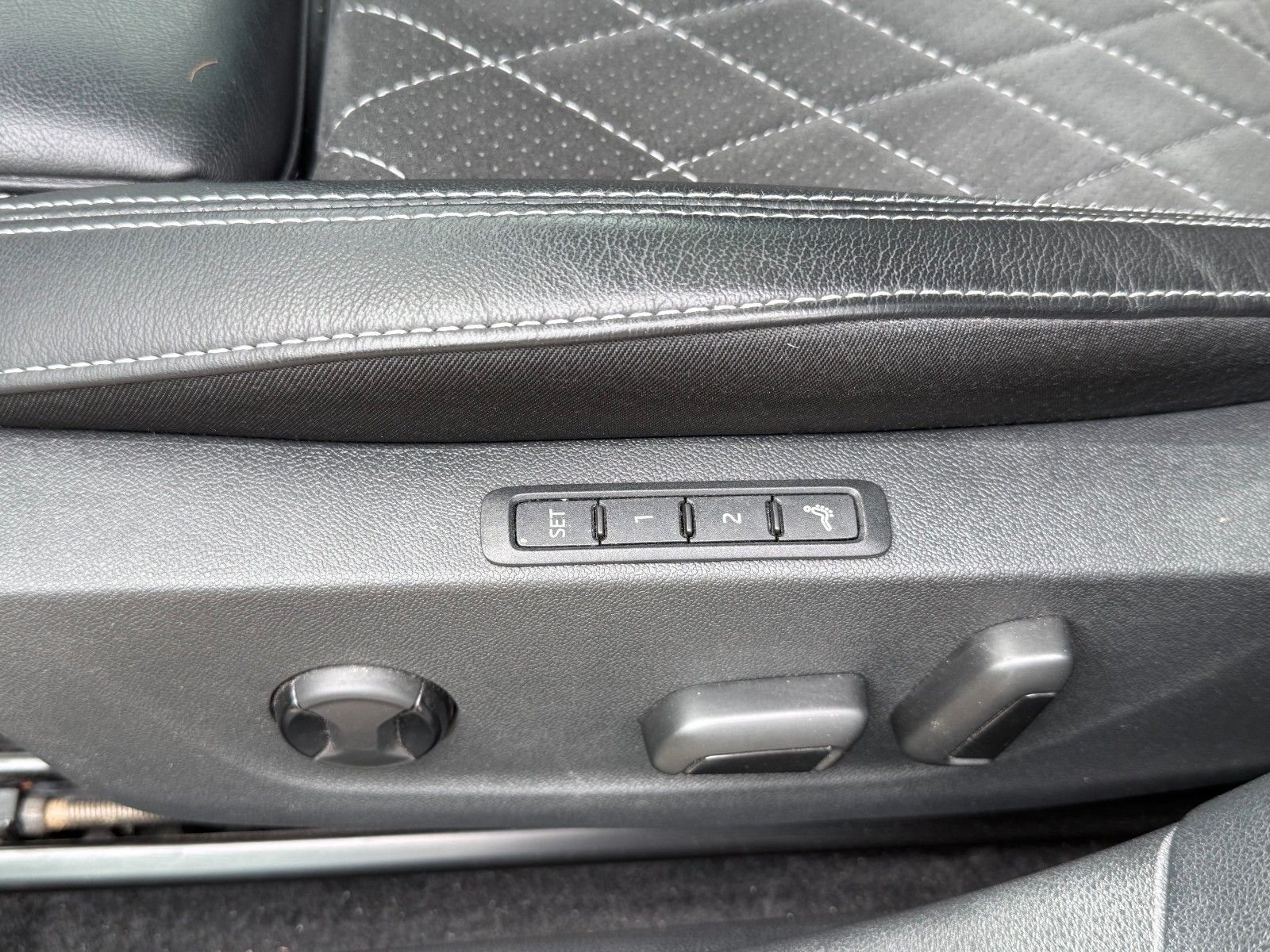 Fahrzeugabbildung SKODA Octavia CombiRS Headup,Dsg,Pano,LED,Massage F+BF