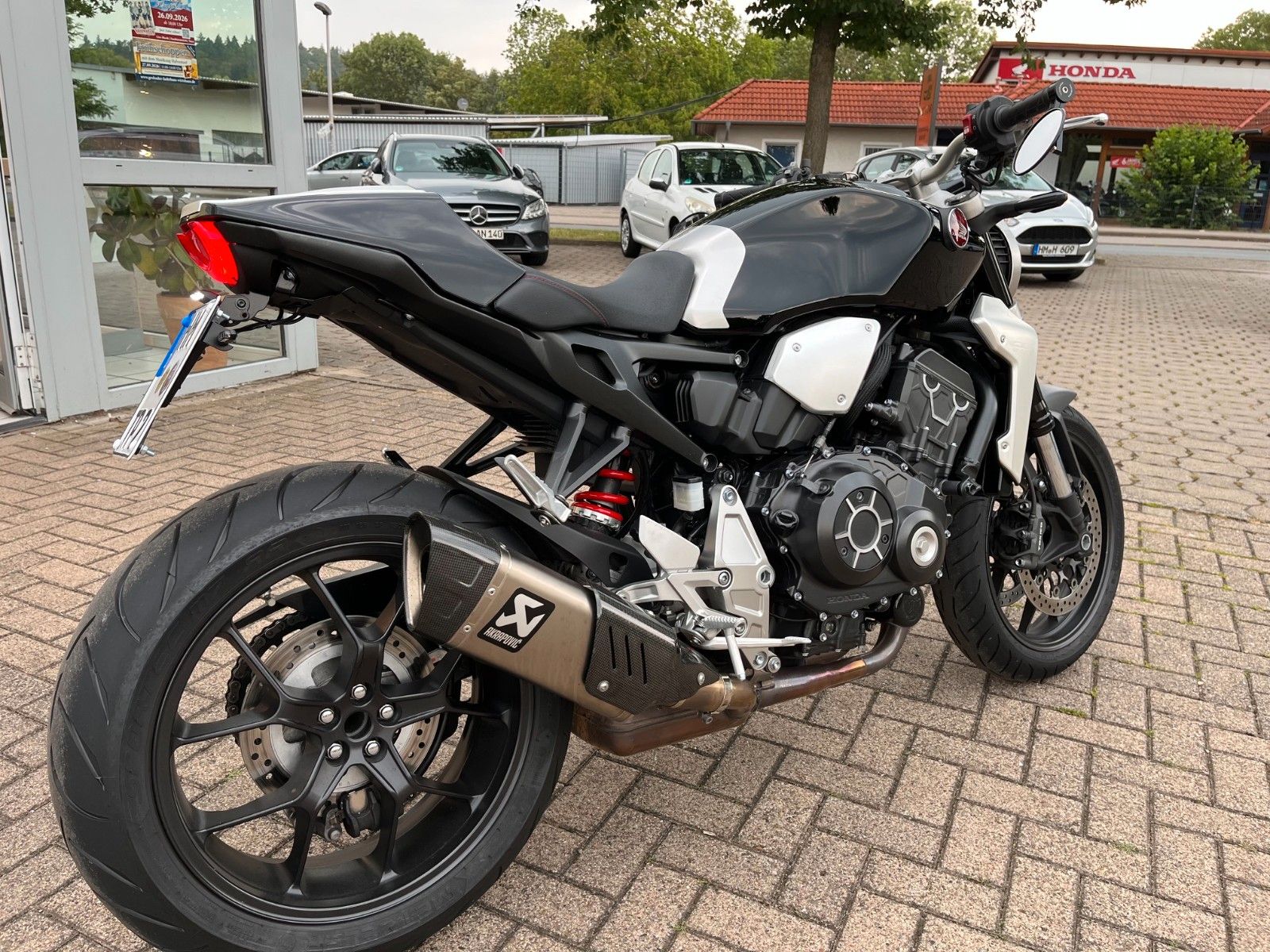 Fahrzeugabbildung Honda CB 1000 R +Akrapovic/Quickshifter+