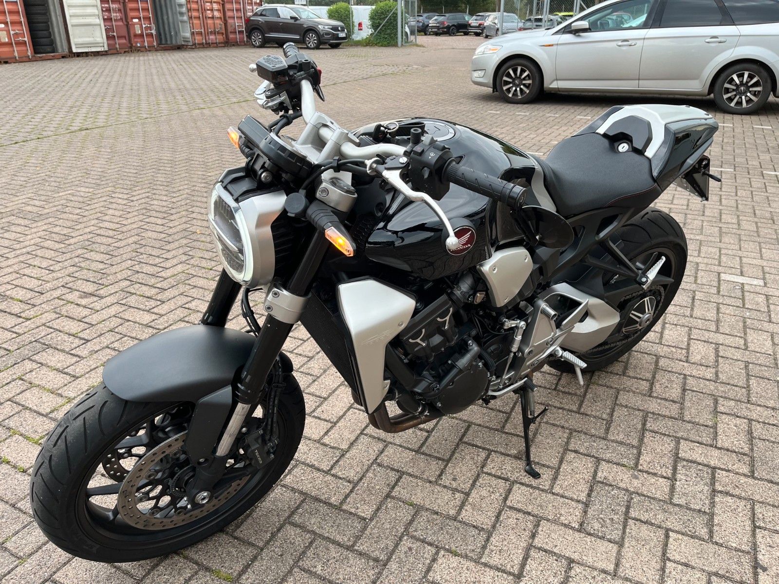 Fahrzeugabbildung Honda CB 1000 R +Akrapovic/Quickshifter+