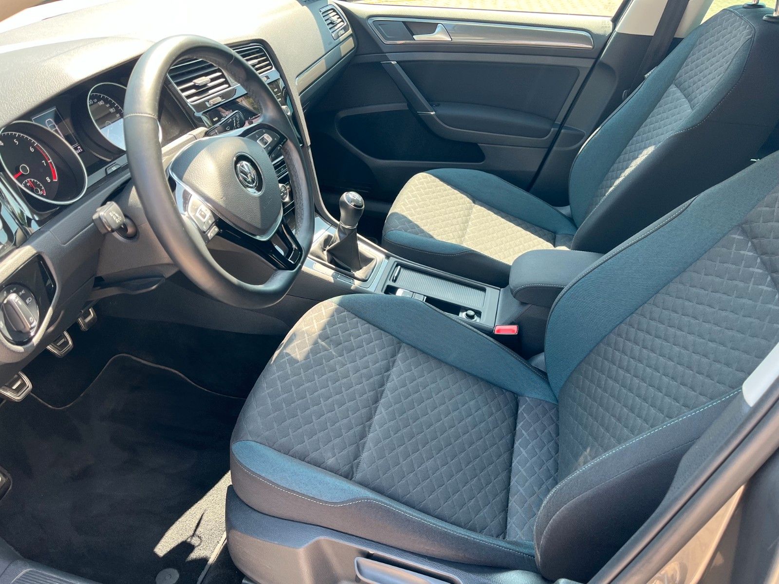 Fahrzeugabbildung Volkswagen Golf VII IQ.DRIVE +AHK/Lenkradheiz/Winter+