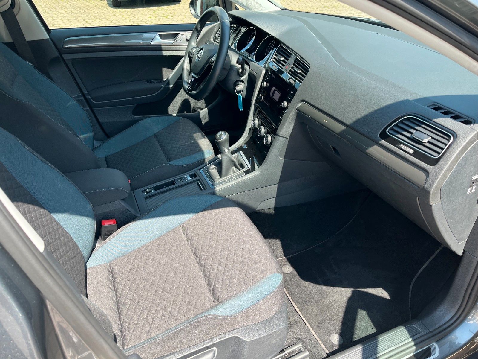 Fahrzeugabbildung Volkswagen Golf VII IQ.DRIVE +AHK/Lenkradheiz/Winter+