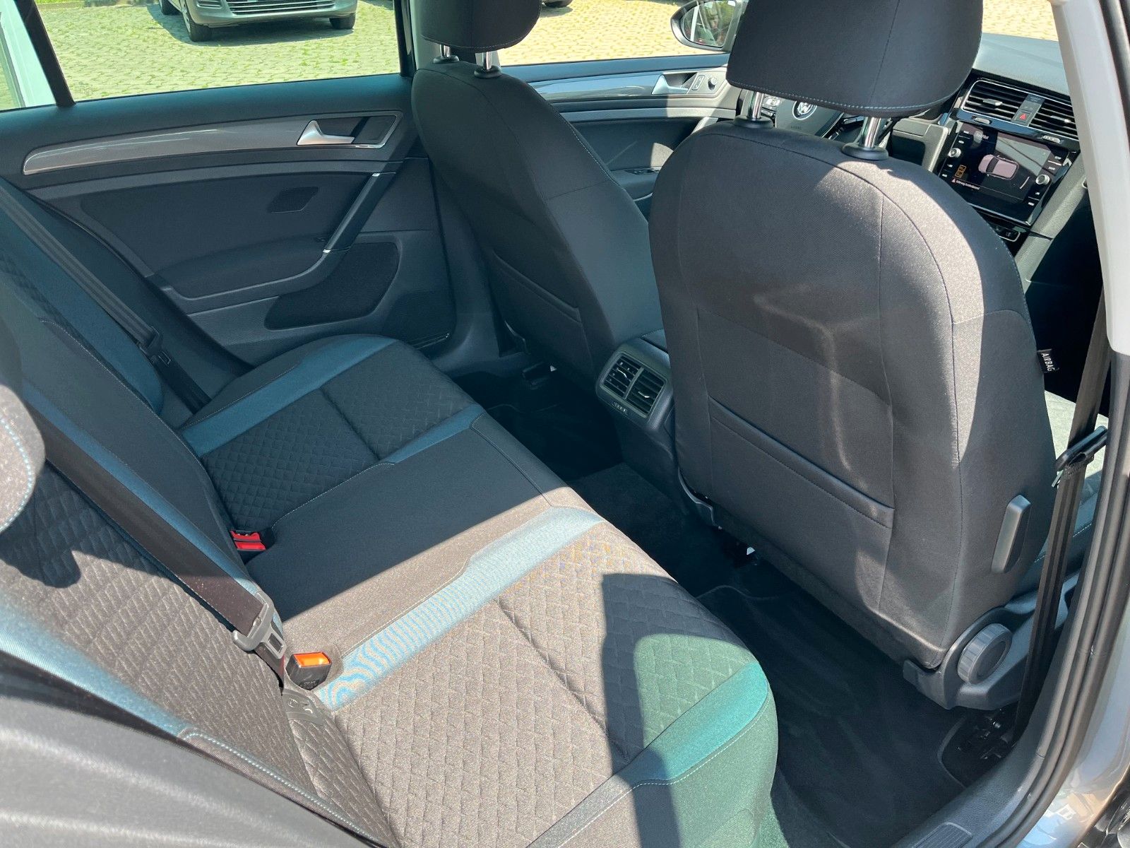 Fahrzeugabbildung Volkswagen Golf VII IQ.DRIVE +AHK/Lenkradheiz/Winter+