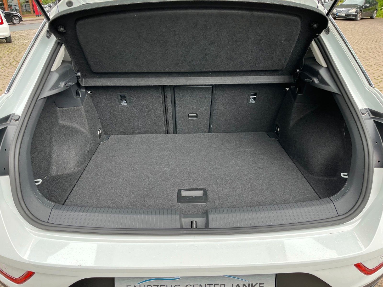 Fahrzeugabbildung Volkswagen T-Roc Move + LED / Standheizung +