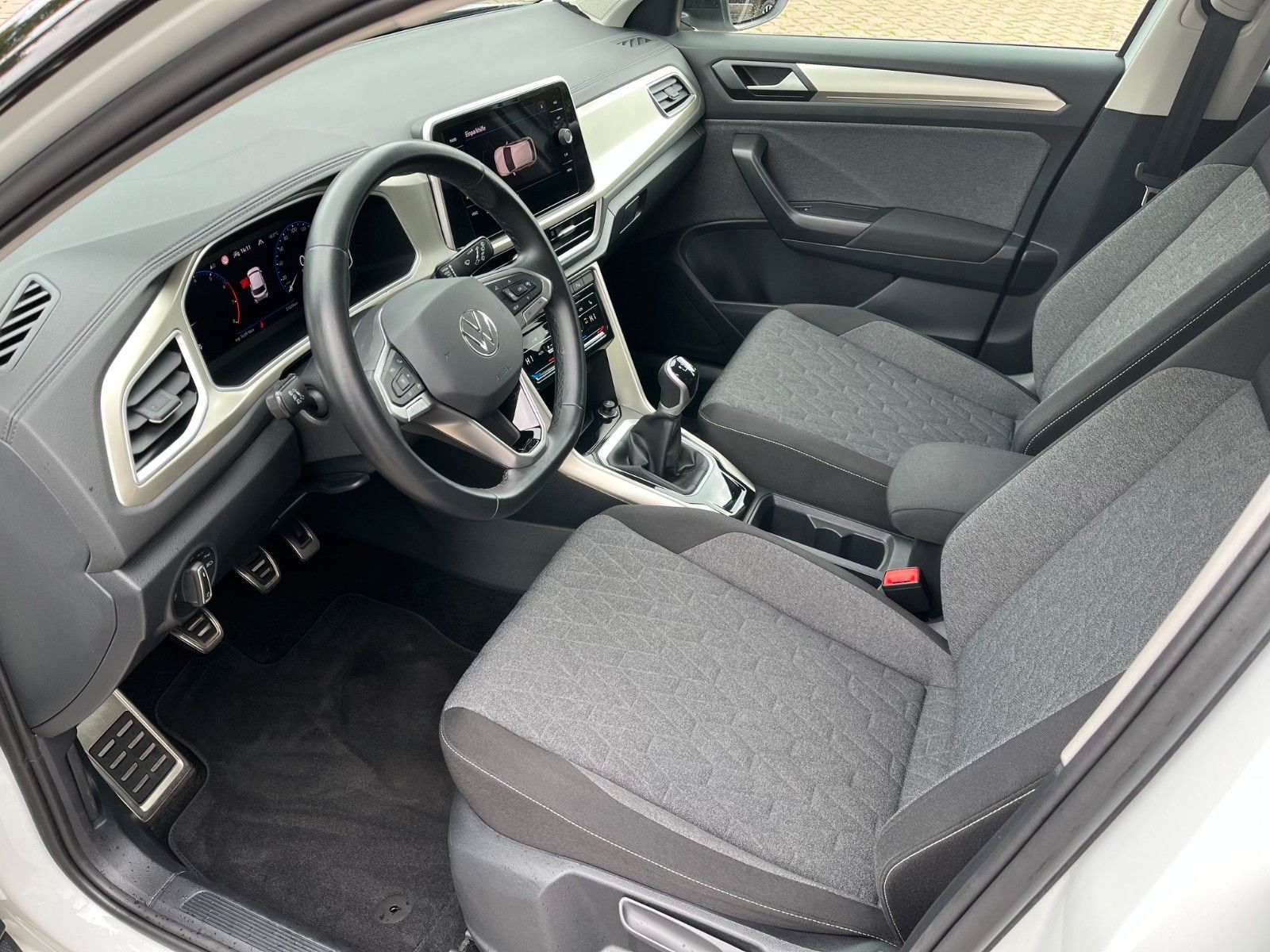 Fahrzeugabbildung Volkswagen T-Roc Move + LED / Standheizung +