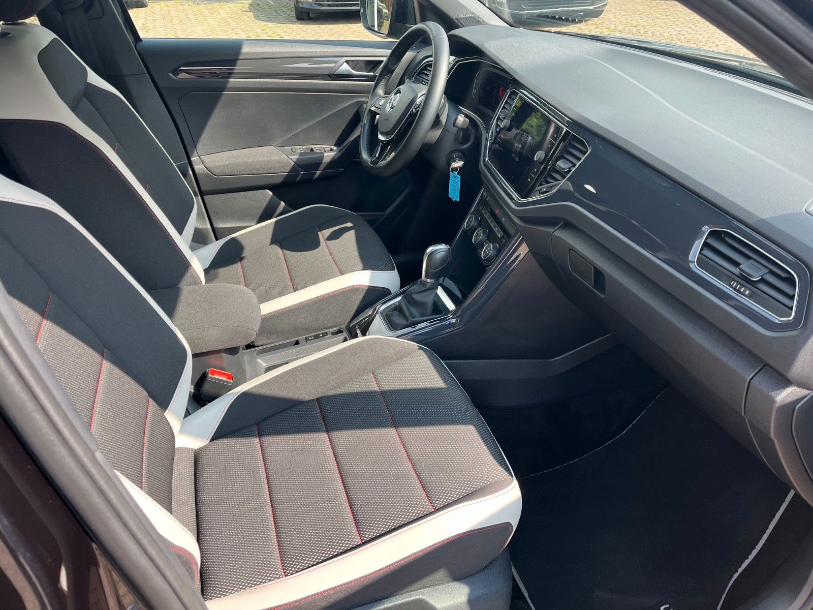 Fahrzeugabbildung Volkswagen T-Roc Sport DSG +Navi/AHK/Winter+