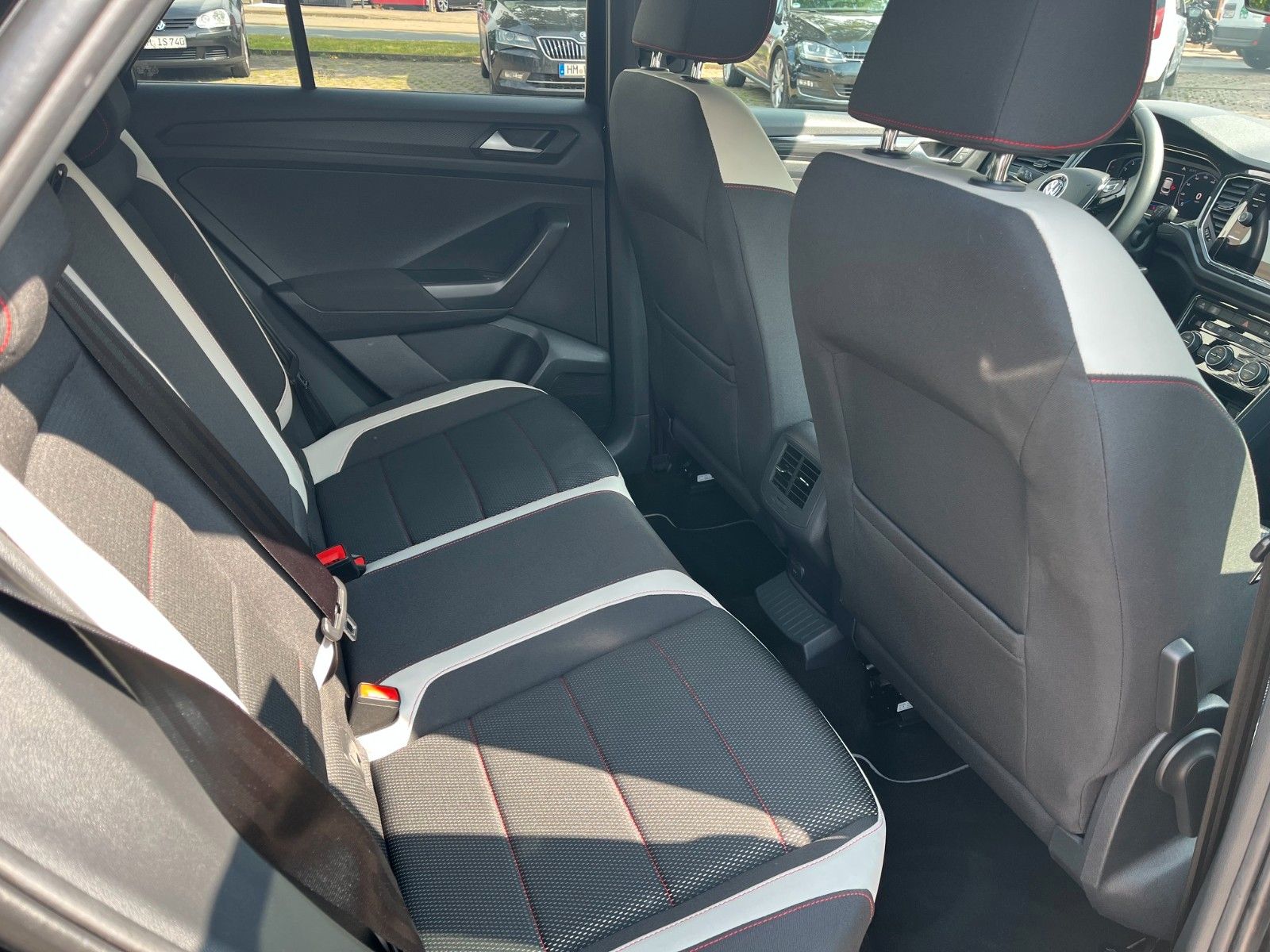 Fahrzeugabbildung Volkswagen T-Roc Sport DSG +Navi/AHK/Winter+