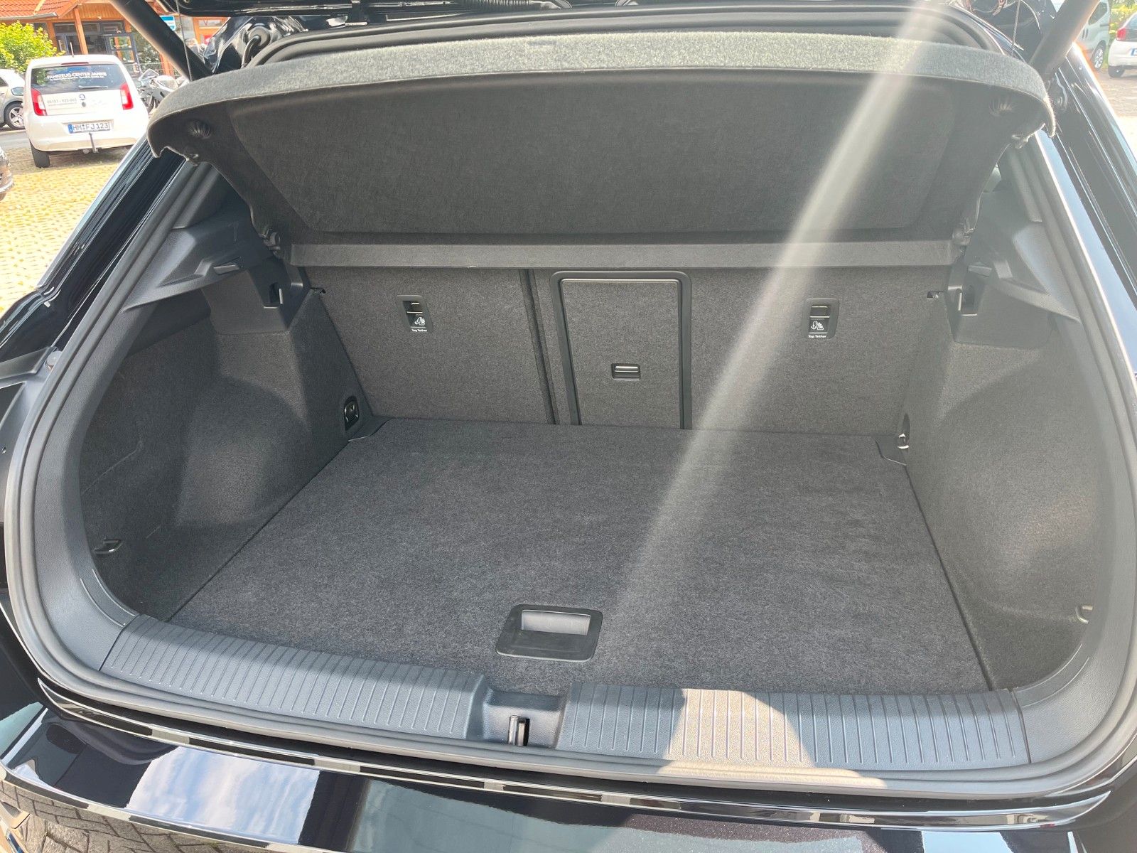 Fahrzeugabbildung Volkswagen T-Roc Sport DSG +Navi/AHK/Winter+