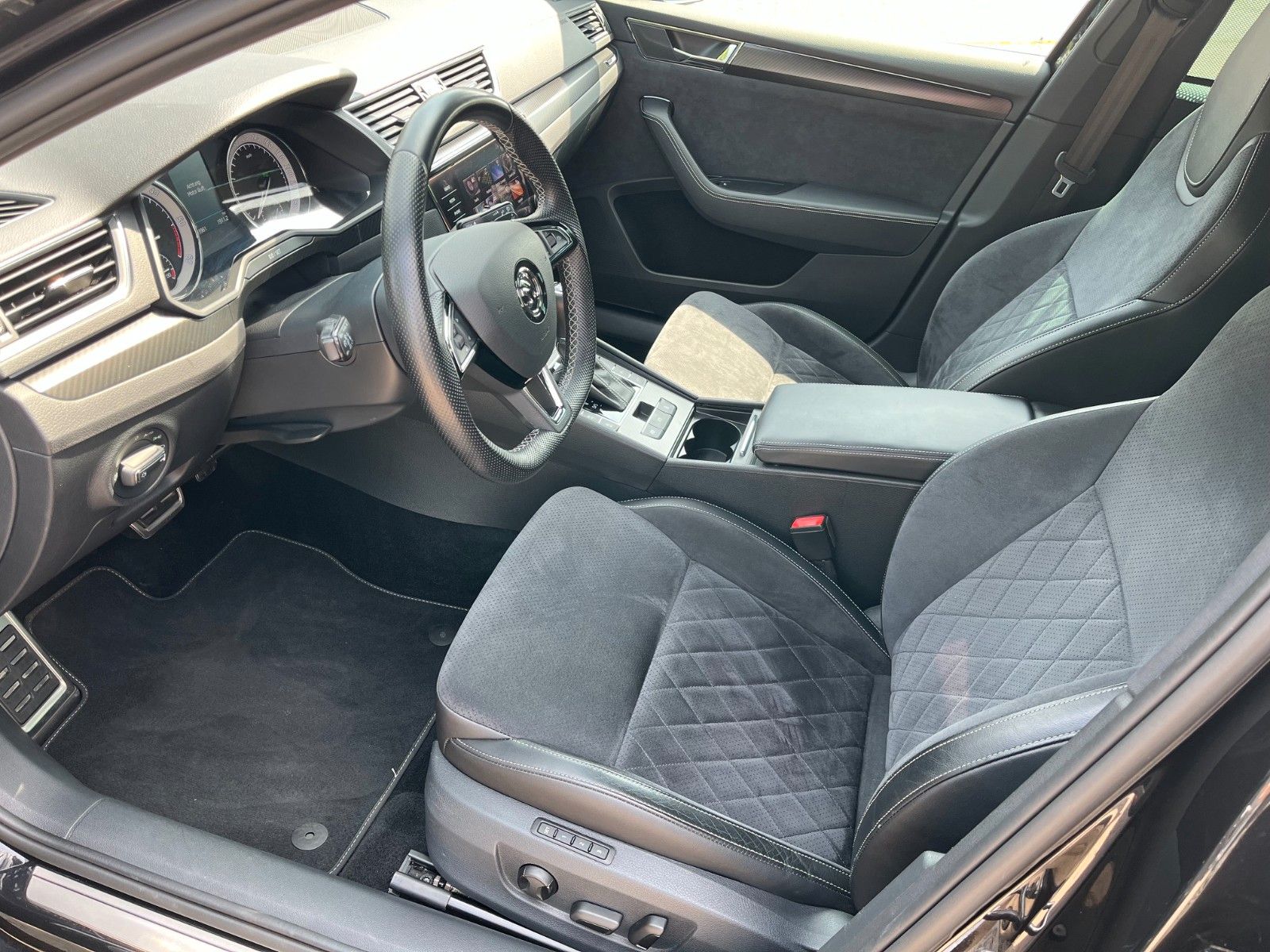 Fahrzeugabbildung SKODA Superb Combi Sportline 4x4 +Standheizung/AHK+