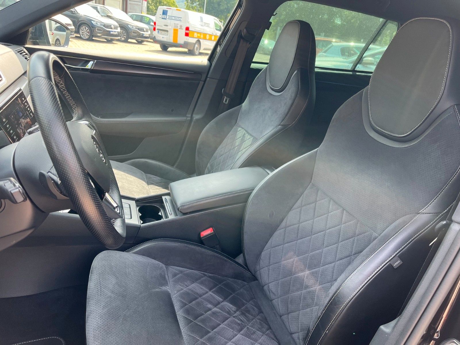 Fahrzeugabbildung SKODA Superb Combi Sportline 4x4 +Standheizung/AHK+