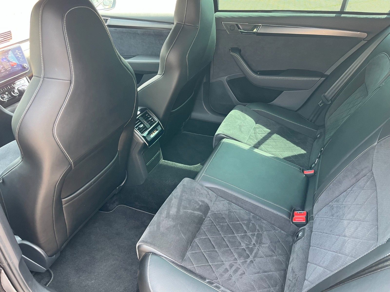 Fahrzeugabbildung SKODA Superb Combi Sportline 4x4 +Standheizung/AHK+