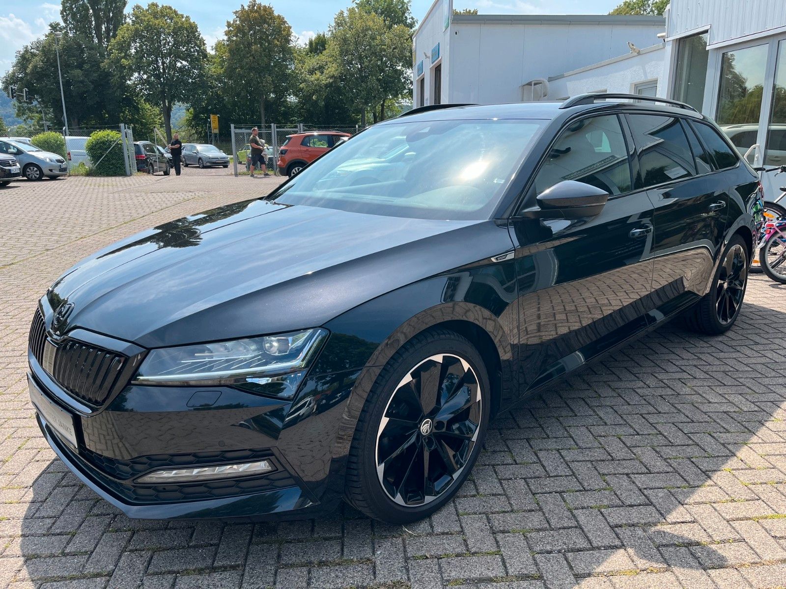 Fahrzeugabbildung SKODA Superb Combi Sportline 4x4 +Standheizung/AHK+